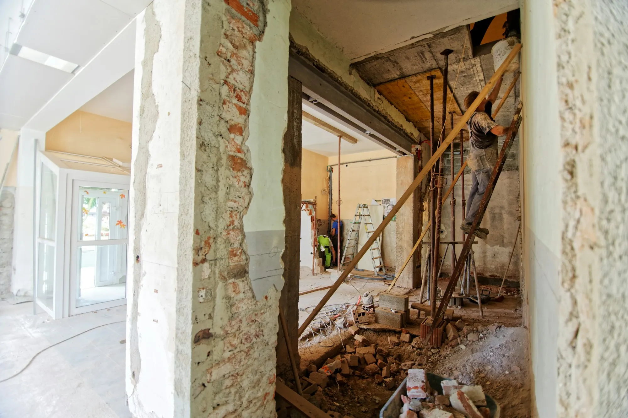 Intérieur en cours de reconstruction, maçonnerie et linteau de bois mis à nu