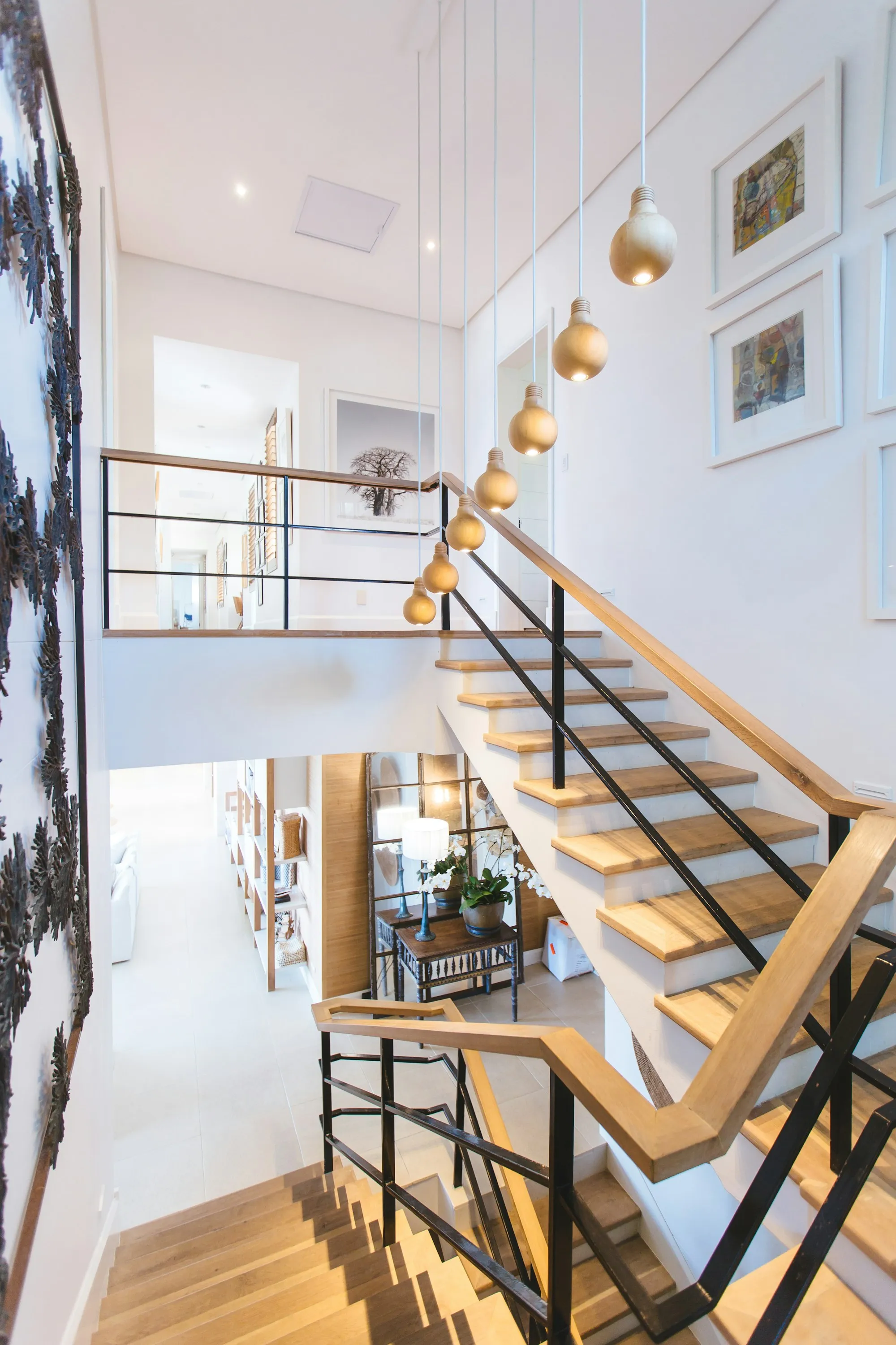 Escalier intérieur et aire ouverte sur deux étages